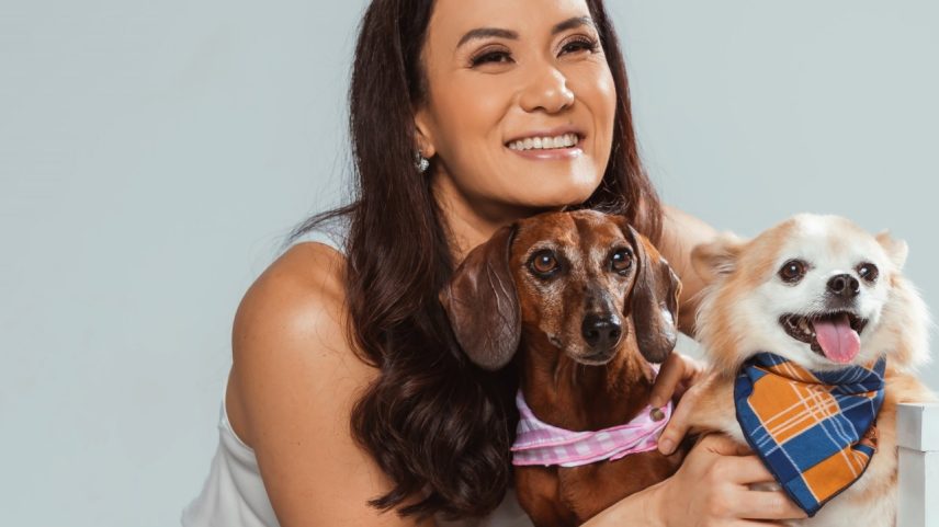 Juliana Sato e seus pets: psicóloga trata o luto pet no divã (Foto: Helton Nobrega/Divulgação)