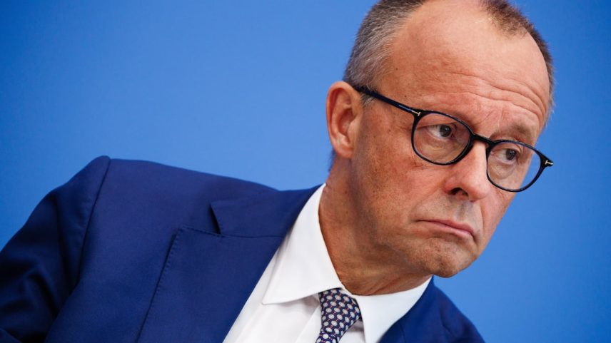 O chanceler alemão, Friedrich Merz, durante sua primeira conferência de imprensa de verão, nesta sexta-feira em Berlim. (Foto: CLEMENS BILAN/EFE)