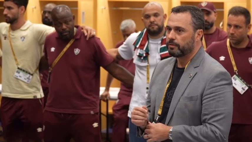 Mario Bittencourt, presidente do Fluminense, falou aos jogadores e comissão técnica após a derrota contra o Chelsea (Foto: Reprodução)