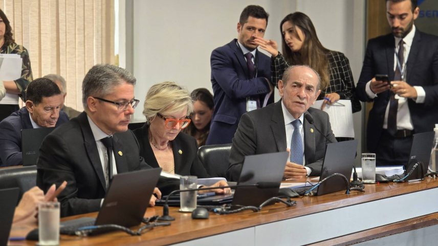Senador Marcelo Castro (MDB-PI), à direita na foto, sentado, lê seu relatório sobre o novo Código Eleitoral na Comissão de Constituição e Justiça do Senado (Foto: Ranier Bragon/Folhapress)