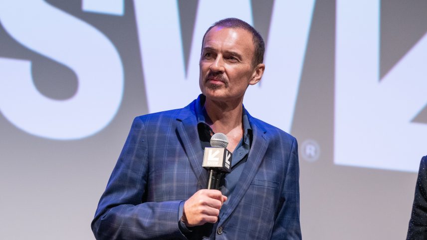 Julian McMahon fala no palco durante a estreia norte-americana da sessão de perguntas e respostas de 'The Surfer' durante a Conferência e Festival SXSW 2025 no ZACH Theatre em Austin, Texas, em 10 de março de 2025. (Foto: Marcus Ingram/Getty Images for The Surfer)