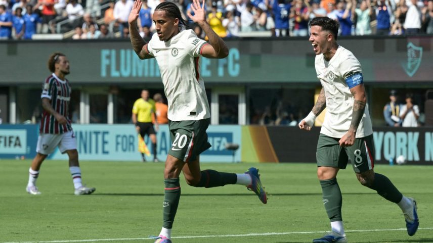 João Pedro foi o nome do jogo e marcou dois gols sobre o Fluminense, clube que o revelou (Foto: AFP)
