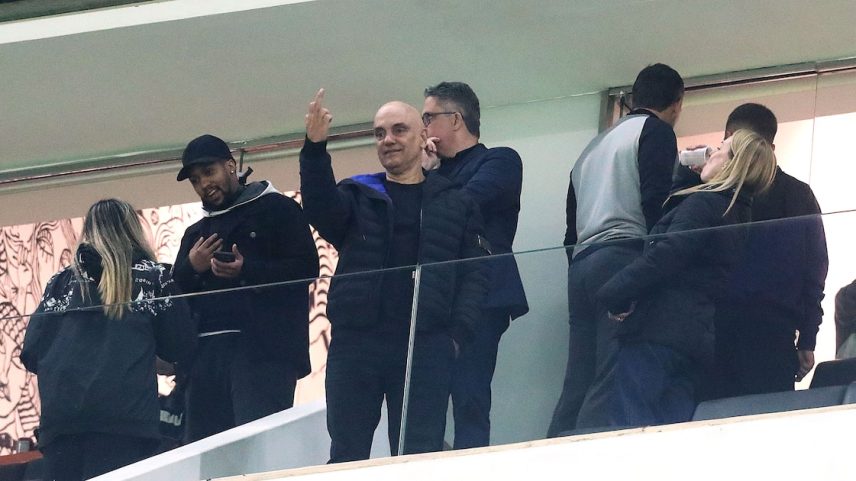 Alexandre de Moraes, ministro do STF, faz gesto obsceno durante a partida entre Corinthians e Palmeiras pelas oitavas de final da Copa do Brasil (Foto: Alex Silva/Estadão)