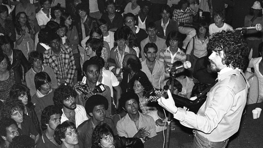 Cantor e compositor Raul Seixas se apresenta na discoteca Banana Power, em São Paulo, no dia 10 de janeiro de 1979. (Foto: Paulo Kawall)