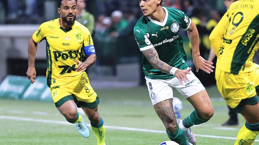 Richard Ríos em ação durante Palmeiras x Mirassol, confronto do Brasileirão (Foto: Ettore Chiereguini/AGIF)