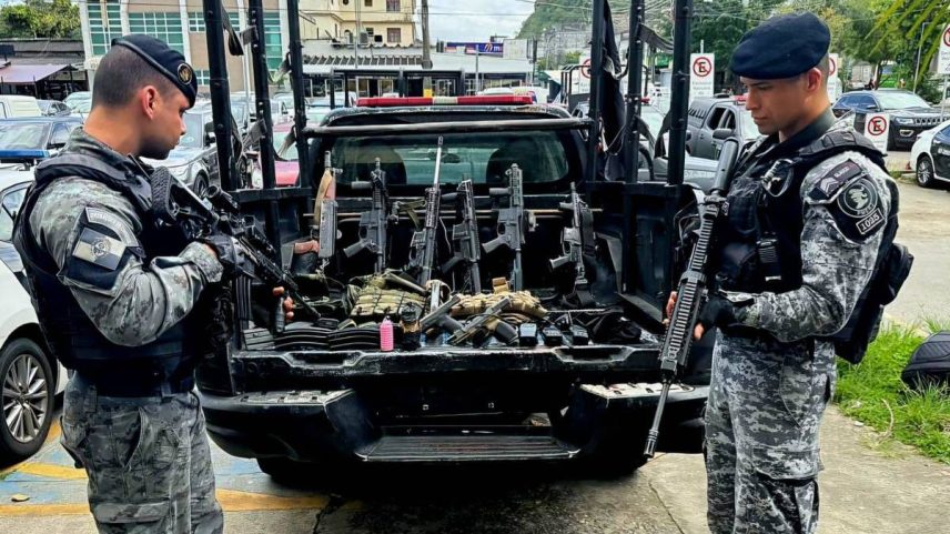 Fuzis apreendidos em operação da Polícia Militar na comunidade da Muzema, na zona norte do Rio, em outubro de 2024 (Foto: Governo do Rio de Janeiro - 30.out.24/Divulgação)