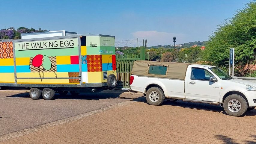 Um trailer pintado com "THE WALKING EGG" sendo rebocado por uma caminhonete. (Foto: Gerhard Boshoff)