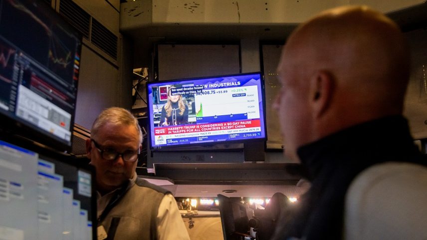 Uma televisão transmite notícias sobre tarifas no pregão da Bolsa de Valores de Nova York (NYSE), em Nova York, EUA, em 7 de abril. (Foto: Michael Nagle/Bloomberg)