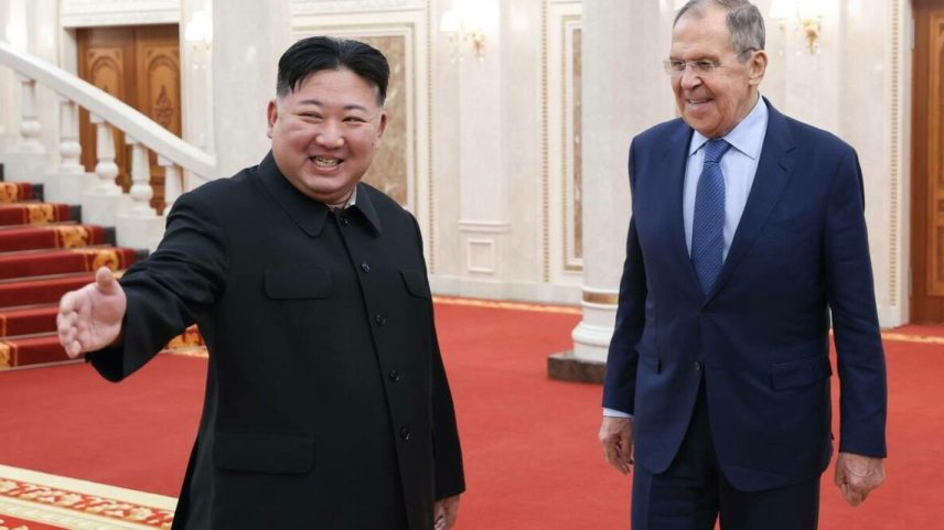 Ministro russo das Relações Exteriores, Sergey Lavrov, na última visita ao líder da Coreia do Norte, Kim Jong Un, em outubro de 2024 (Foto: Divulgação: Ministério Russo das Relações Exteriores)
