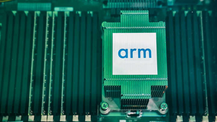A réplica do ARM é uma placa de chip eletrônico durante uma cerimônia colaborativa de lançamento de uma parceria entre a Malásia e a ARM Holdings em Kuala Lumpur, Malásia, em 5 de março de 2025. (Foto: Hari Anggara | Nurphoto | Getty Images)