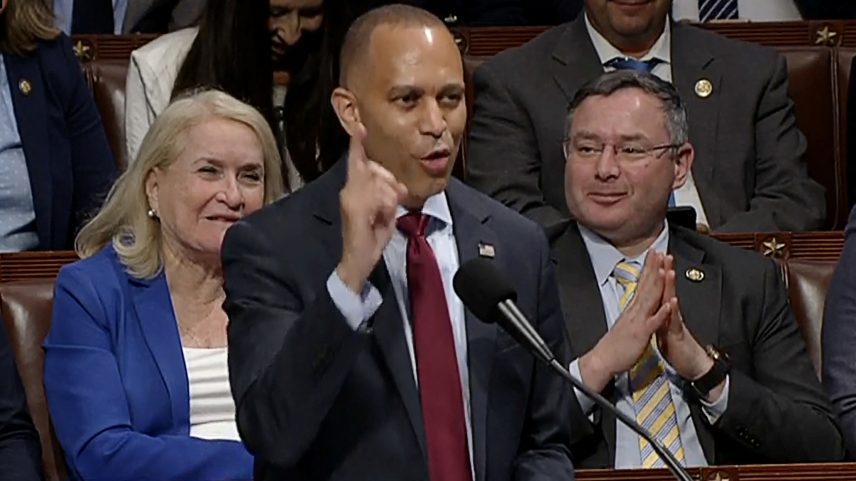 O líder da minoria da Câmara dos EUA, Hakeem Jeffries (D-NY), faz um discurso maratona em oposição ao enorme projeto de lei de cortes de impostos e gastos do presidente dos EUA, Donald Trump, antes da votação da aprovação final da legislação na Câmara dos Representantes, dentro do Plenário da Câmara do Capitólio dos EUA, nesta imagem fixa de vídeo em Washington, D.C., EUA, 3 de julho de 2025. (Foto: TV da Câmara dos EUA/Handout via Reuters)