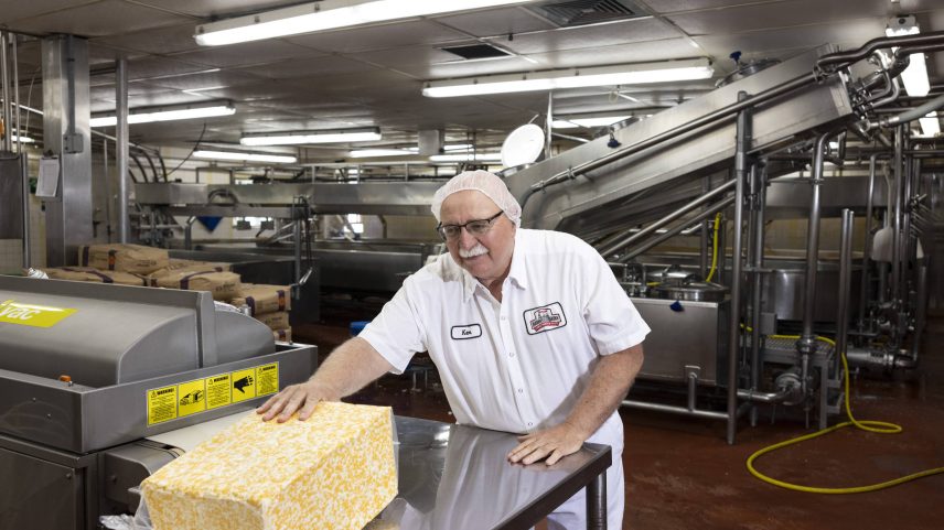 Ken Heiman, CEO da Nasonville Dairy, em Wisconsin, nos EUA; o whey tem sido cada vez mais importante para as contas de fábricas de laticínios (Foto: Tim Gruber - 19.jun.2025/The New York Times)