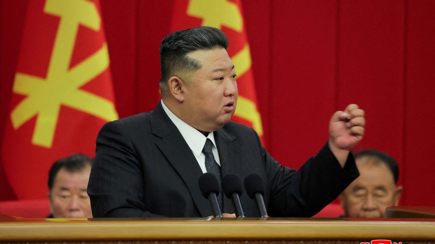 Líder norte-coreano Kim Jong Un participa da 12ª Sessão Plenária do 8º Comitê Central do Partido dos Trabalhadores da Coreia, em Pyongyang. (Foto: KCNA via REUTERS)