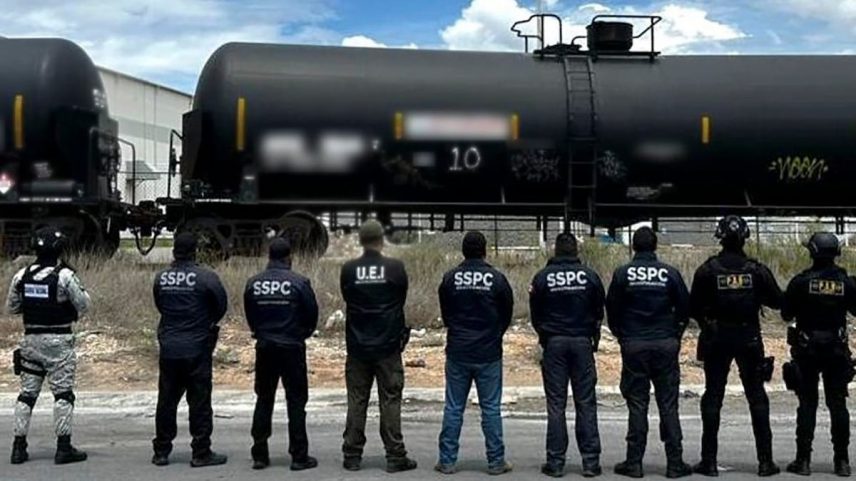 Elementos da Secretaria de Segurança e Proteção Ciudadana em frente a um carrotanque apreendido, em Coahuila. (Foto: Governo de México)