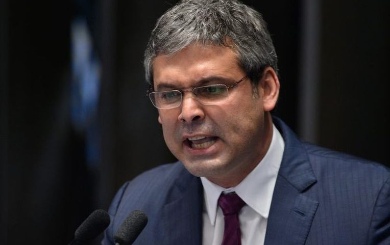 Senador Lindbergh Farias durante a defesa da presidenta afastada Dilma Rousseff em sessão de julgamento do impeachment, no Senado (Foto: Fabio Rodrigues Pozzebom/Agência Brasil)