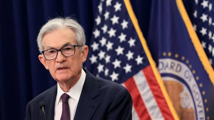 O presidente do Federal Reserve dos EUA, Jerome Powell, participa de uma coletiva de imprensa após a divulgação da declaração do Comitê Federal de Mercado Aberto sobre a política de taxa de juros em Washington, D.C., EUA, em 18 de junho de 2025. (Foto: Kevin Mohatt | Reuters)