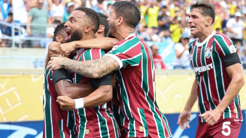Jogadores do Fluminense comemoram vitória contra o Al Hilal (Foto: LUCAS MERÇON / FLUMINENSE)