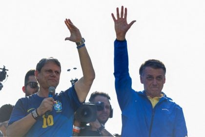 Tarcísio de Freitas e Jair Bolsonaro em ato em São Paulo, em 29 de junho de 2025. (Foto: Miguel Schincariol/AFP)