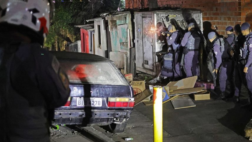 Manifestação de moradores de Paraisópolis contra polícia gera confusão e atos de vandalismo na Zona Sul de São Paulo. (Foto: Tiago Queiroz/Estadão)