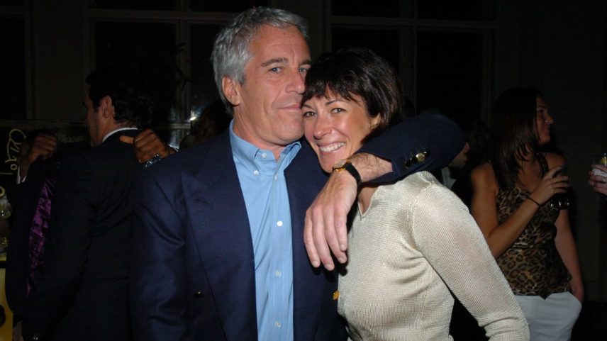 Jeffrey Epstein e Ghislaine Maxwell em Nova York em março de 2005. (Foto: Patrick McMullan via Getty Images)