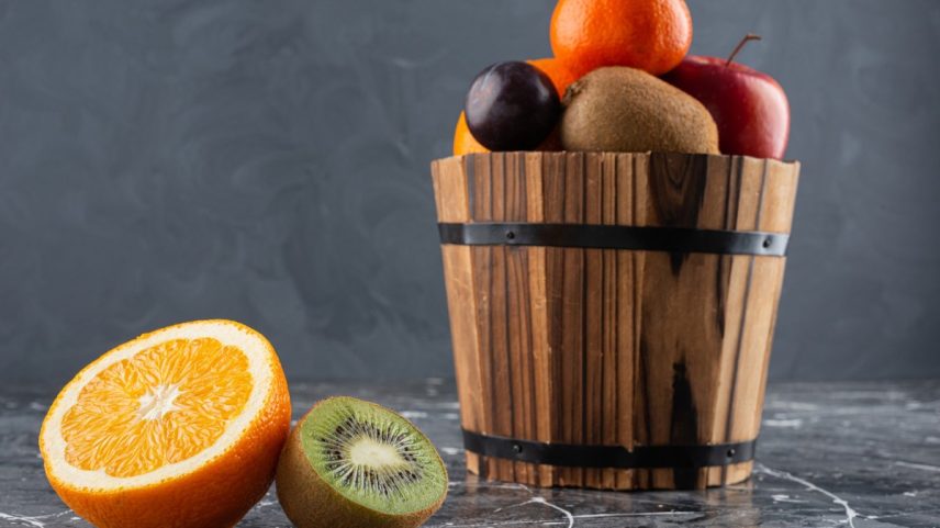 Diversos estudos indicam que essa fruta não apenas fortalece as defesas do corpo, como também contribui para a limpeza dos pulmões — Foto: Freepik
