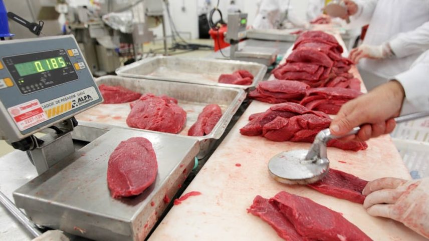 No caso de commodities, como a carne, a expectativa é de realocação sem grandes dificuldades, mas com menos rentabilidade (Foto: Clayton de Souza/Estadão)