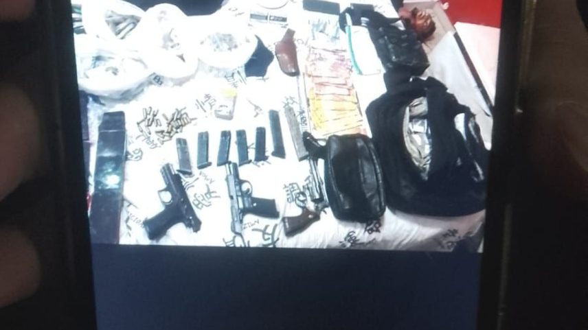 Imagem mostra armas e drogas colocadas na casa de moradora de Paraisópolis; segundo a PM, local foi erroneamente apontado como casa-bomba (Foto: Reprodução)