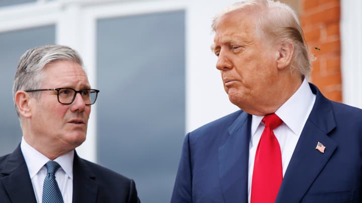 Keir Starmer, primeiro-ministro do Reino Unido, à esquerda, e o presidente dos EUA, Donald Trump, antes de sua reunião no campo de golfe Trump Turnberry em Turnberry, Escócia, na segunda-feira, 28 de julho de 2025. (Foto: Tolga Akmen/EPA/Bloomberg via Getty Images)