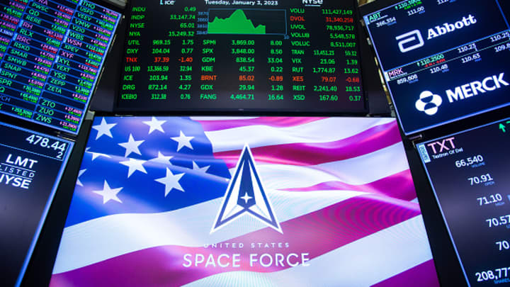 Um monitor exibe a sinalização da Força Espacial dos EUA no piso da Bolsa de Valores de Nova York, nos EUA, na terça-feira, 3 de janeiro de 2023. (Foto: Bloomberg | Bloomberg | Getty Images)