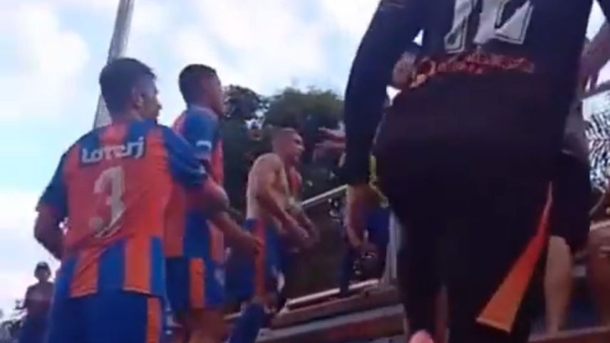 Jogadores do Duque de Caxias partem para cima dos torcedores (Foto: Reprodução)