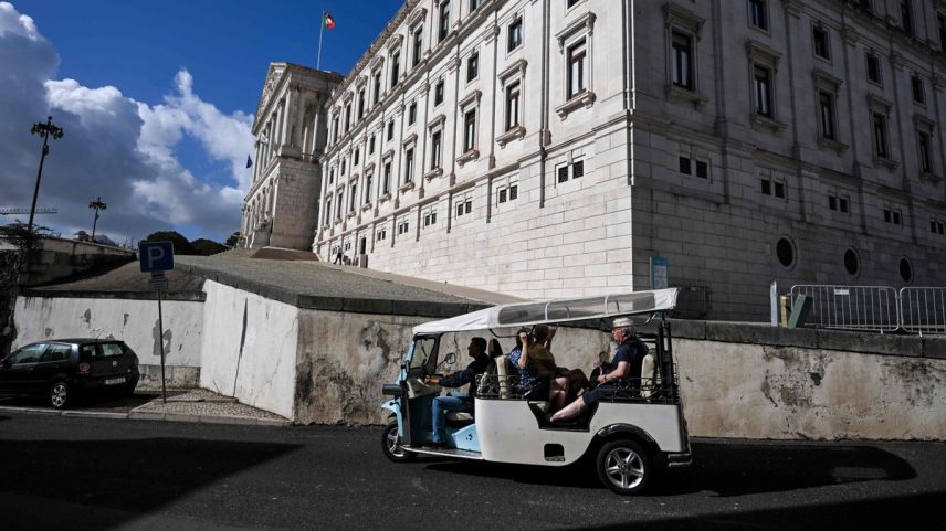 Carrinho de turismo 'tuk tuk' passa em frente ao Parlamento (Foto: Patrícia de Melo Moreira/AFP)
