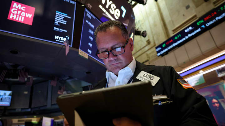 Um trader trabalha no pregão da Bolsa de Valores de Nova York, na cidade de Nova York, EUA, em 24 de julho de 2025. (Foto: Brendan Mcdermid | Reuters)