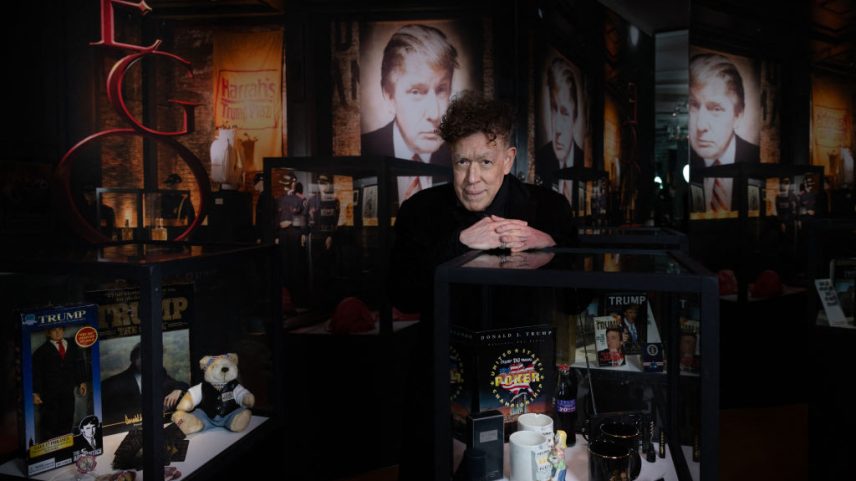 Andres Serrano, fotógrafo e artista americano, posa durante uma sessão de fotos como parte de sua exposição "Retratos da América" no Museu Maillol em Paris, 2024. (Foto: JOEL SAGET/AFP via Getty Images)