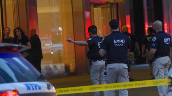 Um oficial da NYPD e pelo menos quatro civis foram mortos em um tiroteio em um arranha-céu de escritórios, sede da NFL, Blackstone e KPMG, no meio de Manhattan, na noite de segunda-feira, 28 de julho de 2025, na cidade de Nova York, Estados Unidos. (Foto: Selcuk Acar | Anadolu | Getty Images)