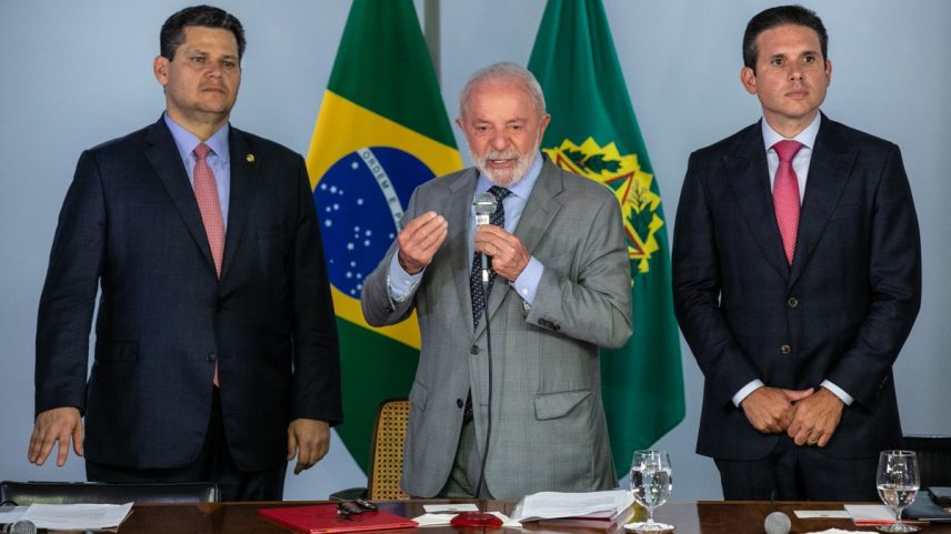Lula com Davi Alcolumbre e Hugo Motta (Foto: Brenno Carvalho / Agência O Globo)