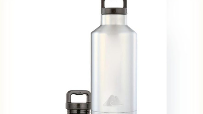 A garrafa térmica de aço inoxidável Ozark Trail sofre recall na rede Walmart após dois clientes perderem a visão (Foto: Reprodução / CPSC)