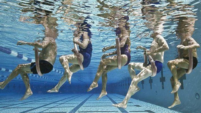 Entre parasitas tropicais e patógenos bacterianos, encontramos muitos companheiros microscópicos quando nadamos na água da piscina (Foto: Getty Images)