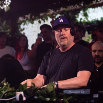 Eric Prydz surpreende ao tocar 'Call on Me' após 20 anos de espera
