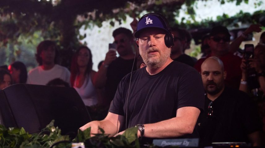 Eric Prydz compartilha seus pensamentos sobre tocar seu clássico de 2004 'Call On Me' ao vivo pela primeira vez em 20 anos durante um set no Texas em março passado. (Foto: Reprodução)