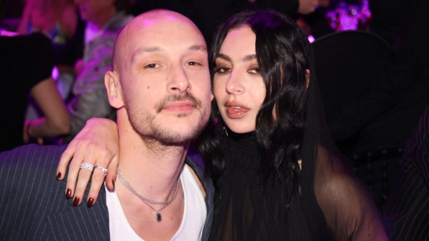 Charli XCX revelou fotos de seu casamento com George Daniel, do The 1975. (Foto: Reprodução)