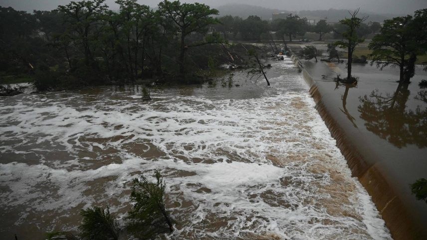 Inundações causadas por enchente no rio Guadalupe, em Kerrville, no Texas (Foto: Ronaldo Schemidt/AFP)