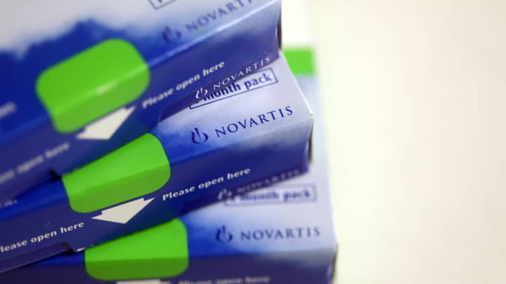 Caixas de comprimidos, produzidas pela Novartis AG, estão sobre o balcão de uma farmácia. (Foto: Bloomberg | Bloomberg | Getty Images)