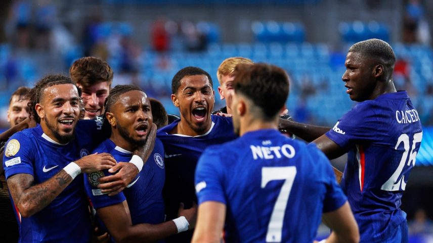 Jogadores do Chelsea comemoram gol sobre o Benfica nas oitavas do Mundial; time tem sido o mais 'reclamação' do torneio (Foto: Nell Redmond/AP)