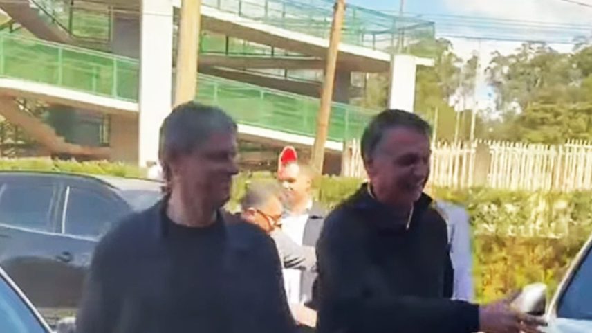 O ex-presidente Jair Messias Bolsonaro da última vez que se encontrou com o governador de São Paulo, Tarcísio de Freitas, numa churrascaria em Brasília (Foto: Reprodução via instagram/@tarcisiospgovernador)