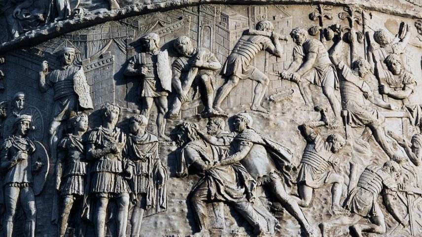 Soldados romanos apresentam prisioneiros dacianos ao imperador Trajano em um relevo na Coluna de Trajano em Roma. (Foto: DEA / W. BUSS (De Agostini via Getty Images))