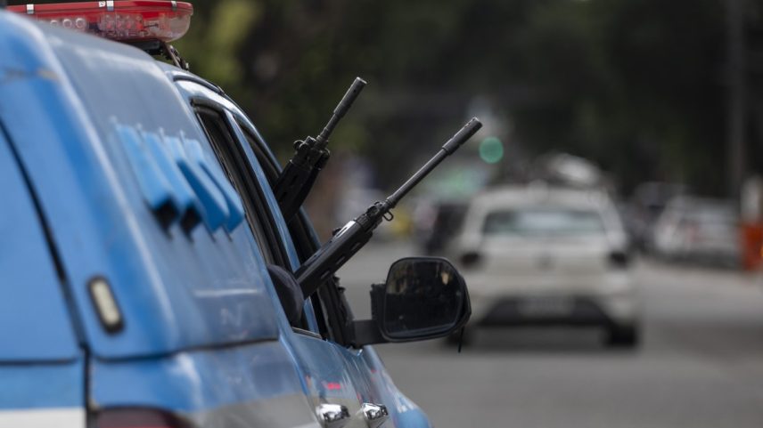 Viatura da PM na Av Itararé, em Ramos (Foto: Márcia Foletto/Agência O GLOBO)