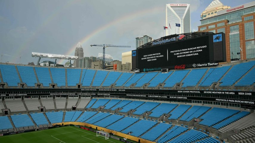 Estádio Bank of America, em Charlotte, foi evacuado por ameaça de raios no jogo entre Chelsea e Benfica, pelas oitavas de final (Foto: ANGELA WEISS / AFP)