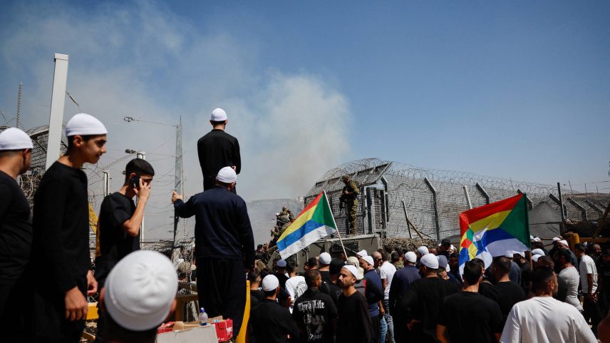 Drusos israelenses cruzam a fronteira com a Síria durante confrontos no país árabe (Foto: Ammar Awad - 16.jul.25/Reuters)