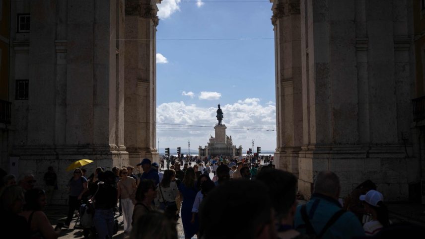 Pedestres caminham sob o Arco da Rua Augusta, em Lisboa (Foto: Patrícia de Melo Moreira/AFP)