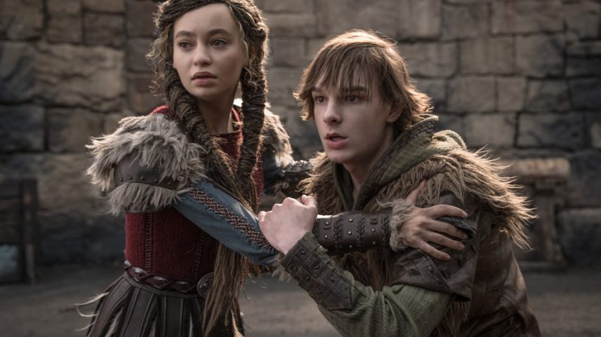 Astrid (Nico Parker) e Soluço (Mason Thames) se aventuram em um território disputado por vikings e dragões (Foto: Universal Pictures/Divulgação)